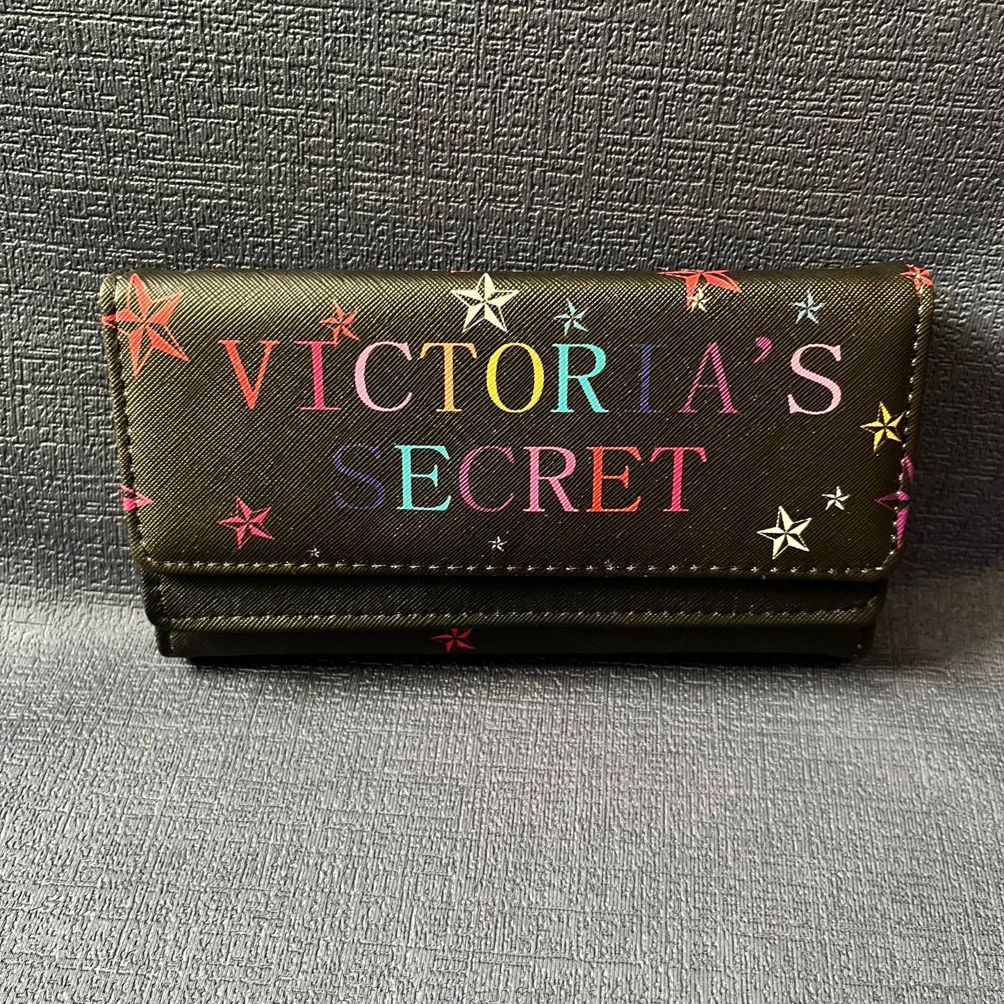 Cartera negro con letras multicolor