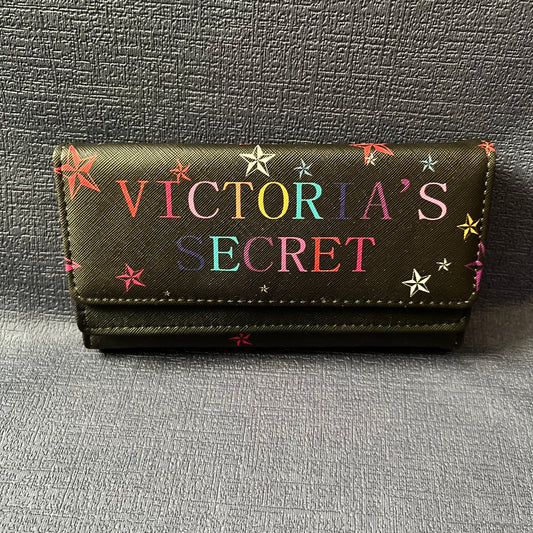 Cartera negro con letras multicolor